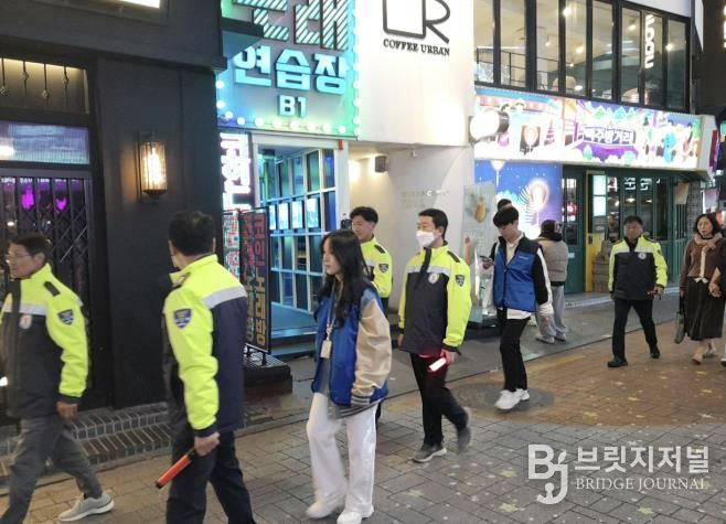 지난해 핼러윈 주간에 관악구청과 관악경찰서 관계자가 합동으로 현장 안전 관리를 추진하고 있다