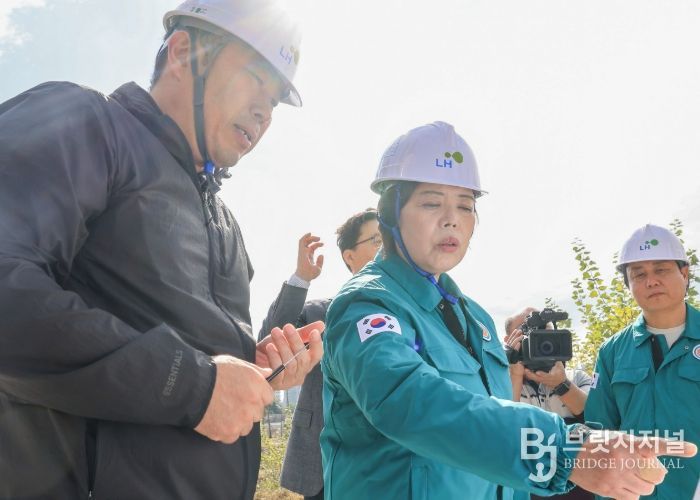 신계용 과천시장이 지난 10월 17일 지식정보타운 내 공원과 하천 조성 공사 현장을 점검하고 있다