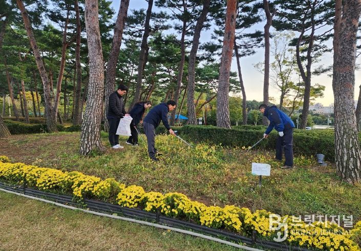 지난 28일 한전엠씨에스주식회사 순천지점 관계자들이 조례호수공원에서 환경정화활동을 하고 있다