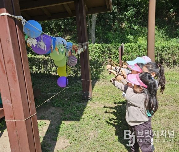 신대유아숲체험원에서 아이들이 놀이 체험을 하고 있다