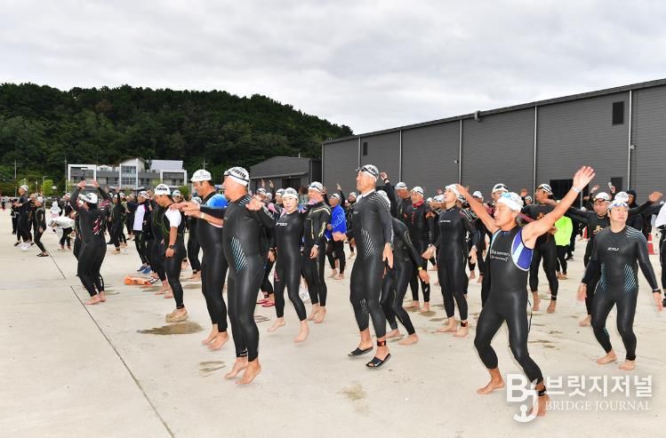 지난해 열린 울진 트라이애슬론대회에 참가한 선수들이 경기를 펼치고 있다.