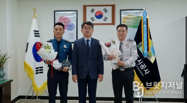 1. 신광호 천안도시공사장이 30일 김인성 성정지구대장과 이재순 서북구 자율방범대장에게 감사패를 전달하고 있다.