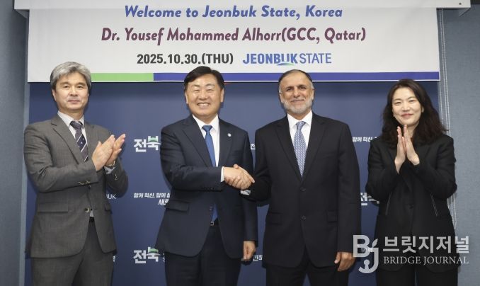 30일 서울 전북특별자치도 중앙협력본부에서 김관영 도지사가 유세프 모하메드 알호르 카타르 글로벌탄소위원회(GCC·Global Carbon Council) 의장과 탄소중립 및 지속가능 인프라 구축을 위한 협력 방안을 논의하고 기념촬영을 하고 있다