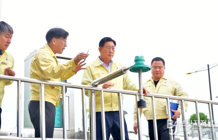 지난 6월 장성배수펌프장 현장 점검에 나선 김한종 장성군수