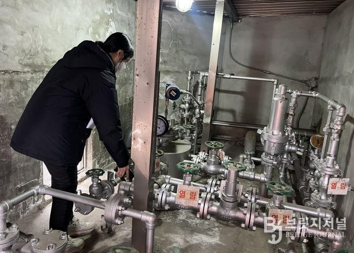 가스시설 안전점검 실시하는 모습