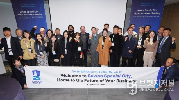 김현수 수원시 제1부시장(가운데)과 투자유치설명회 참가자들이 함께하고 있다.