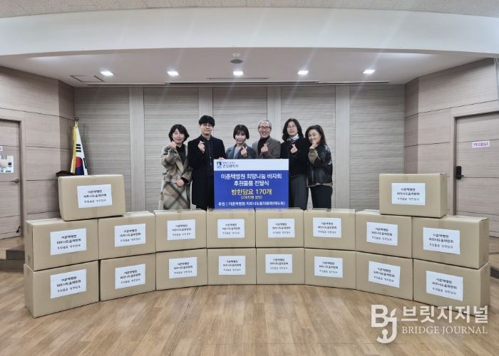 이춘택병원 파트너도움위원회 회장을 비롯한 관계자들이 팔달구보건소에 후원물품을 전달하고 있다.