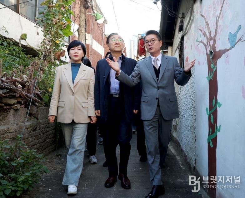 김윤덕 국토교통부 장관이 정원오 성동구청장 등과 함께 성수1구역 주택재건축정비사업 현장을 방문하고 있다.