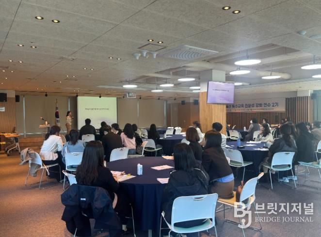 강북교육지원청이 주관한 '특수교육 전문성 강화 연수'에 참가한 특수교육 담당자들이 연수를 듣고있다