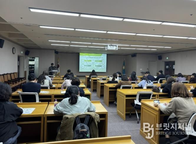 김은철 중동한라 영구임대아파트 주거행복지원센터 팀장이 돌봄플러그사업 교육을 하고 있다.