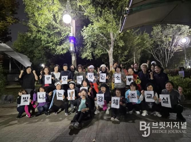 ‘빛나는 밤, 건강체조교실 2기’ 프로그램에 참여한 시민들이 기념사진을 찍고 있다.