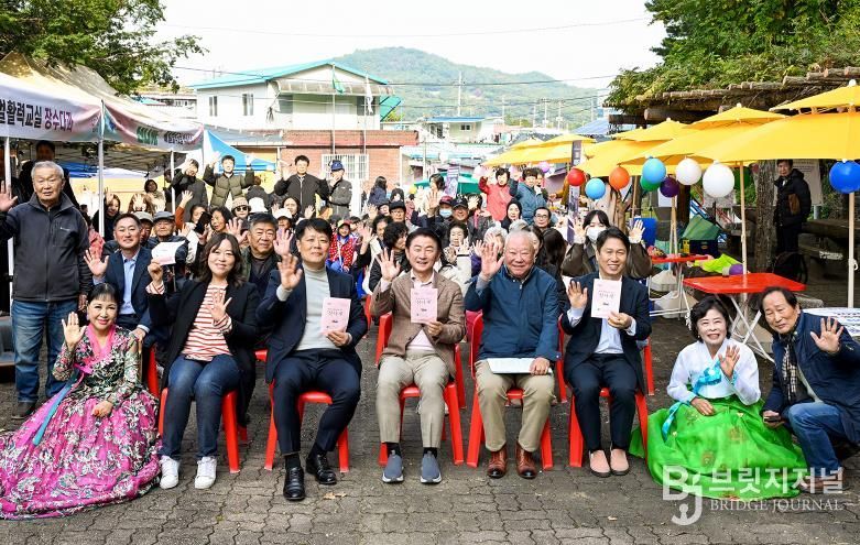 김동근 시장이 10월 30일 제2회 빼벌마을잔치 ‘신나게’ 행사장에서 주민들과 기념사진을 찍고 있다.