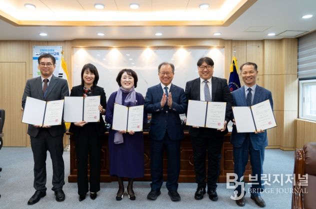 발령장 수여 모습 : 좌측부터 신동훈 장학관(에코4초), 박혜란 원장(에코8유), 안부희 원장(에코4유), 김석준 교육감, 변정현 장학관(신연초), 김진기 교감(에코특수)