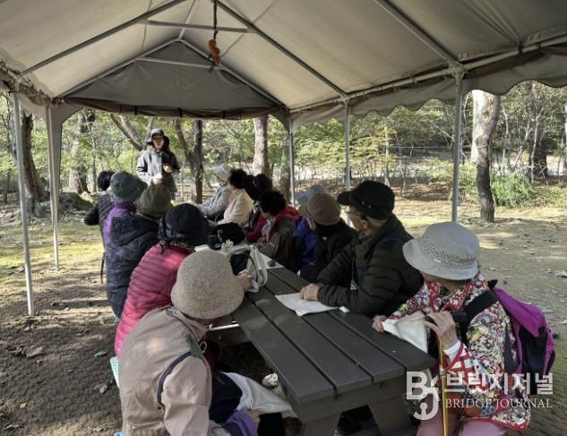 과천시 치매안심센터, 어르신 대상 '산림치유 프로그램' 운영
