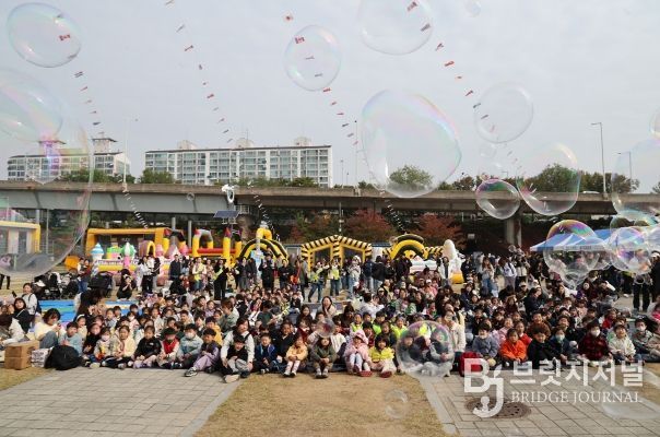 풍선과 버블이 가득한 꼬꼬마 대장 축제를 즐기는 어린이들