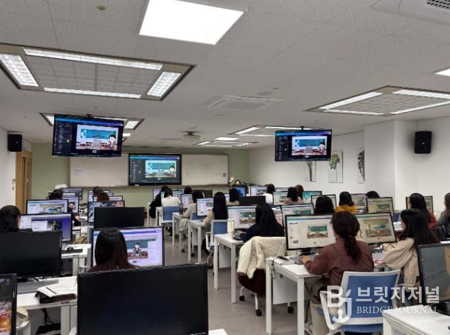 유치원 지원교사, 돌봄플러스 강사 들이 31일 울산교육청 컴퓨터실에서 열린 정보화 역량 강화 연수를 듣고있다