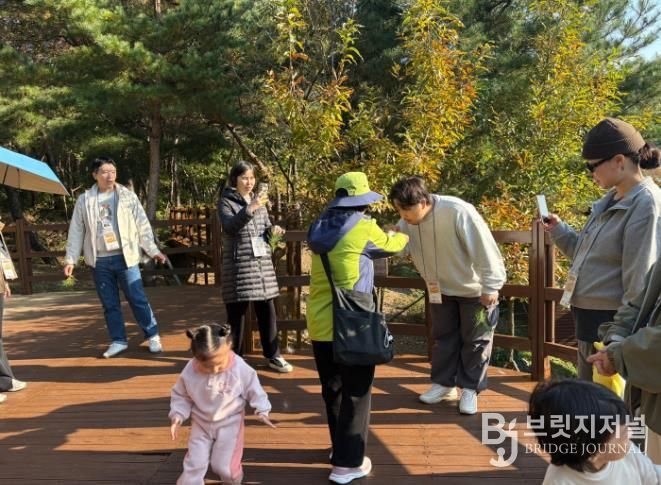 숲의 요소를 활용한 숲태교 프로그램에 참여하는 모습