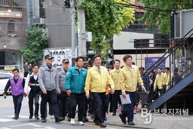 홍대 일대 안전 관리 실태를 점검하는 윤호중 행정안전부 장관과 박강수 마포구청장