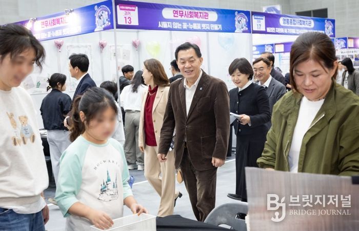 이재준 수원시장이 평생학습축제 행사장을 둘러보고 있다.