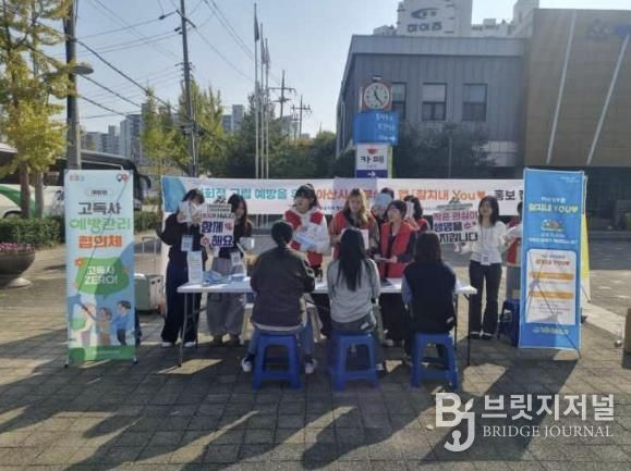 지역 주민에게 앱 설치 및 복지 상담 중인 행복키움추진단과 순천향대학교 학술동아리 PRerz