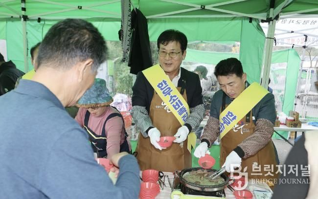 이상익 함평군수가 한우 소비 촉진 시식회에서 직접 고기를 구우며 관광객에게 나눠주는 모습