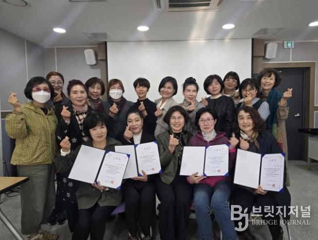 2025 여성성장클래스 멈추지 않는 도전 수료식 참여자들이 기념 촬영을 하고 있다.