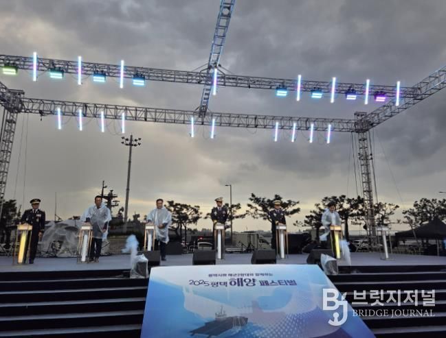 2025 평택 해양페스티벌에서 퍼포먼스 하는 모습