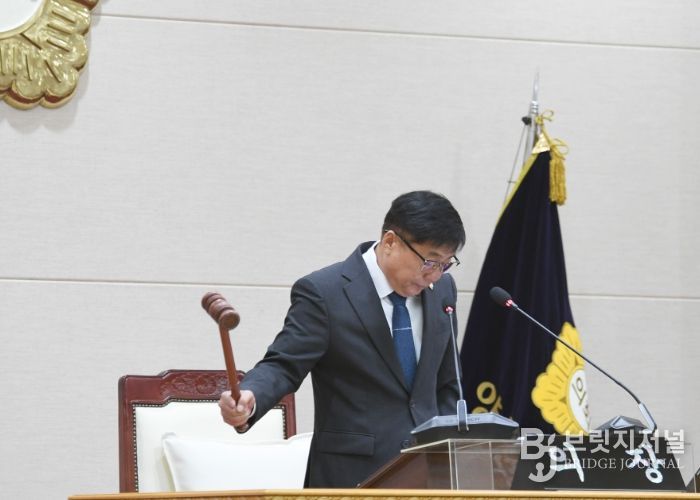 윤창철 의장이 제382회 임시회 제1차 본회의를 주재하고 있다.