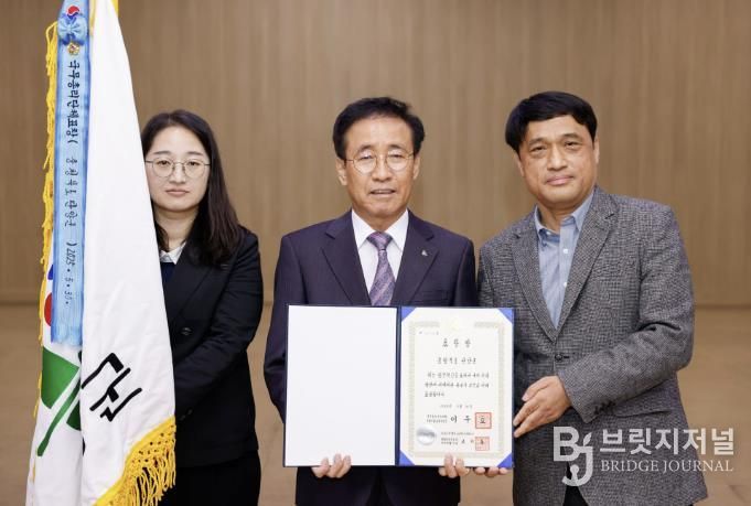 표창장 수여(왼쪽부터 주인순 주무관, 김문근 단양군수, 백승권 기획팀장)