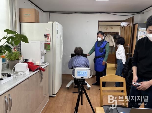 영통구보건소 관계자가 경로당을 방문해 어르신들 대상으로 결핵검진을 하고 있다.