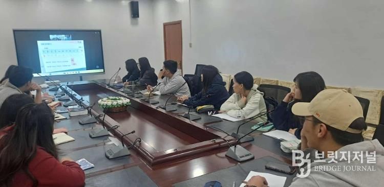 헙스걸 현지 학생들이 온라인 한국어 교육을 수강 중이다