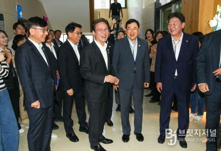 10월 17일 오전 경주시청 로비에서 APEC 정상회의 점검차 경주를 찾은 김민석 국무총리와 주낙영 경주시장이 직원들의 환영 속에 웃음을 짓고 있다