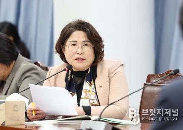 전라남도의회 김화신 의원(더불어민주당, 비례)이 지난 11월 3일 열린 대변인실 행정사무감사에서 질의하고 있다.