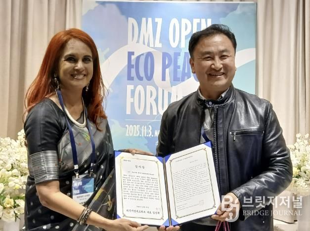 파주시민네트워크 이성수 운영위원이 나야르 작가에게 감사장을 수여하고 있다