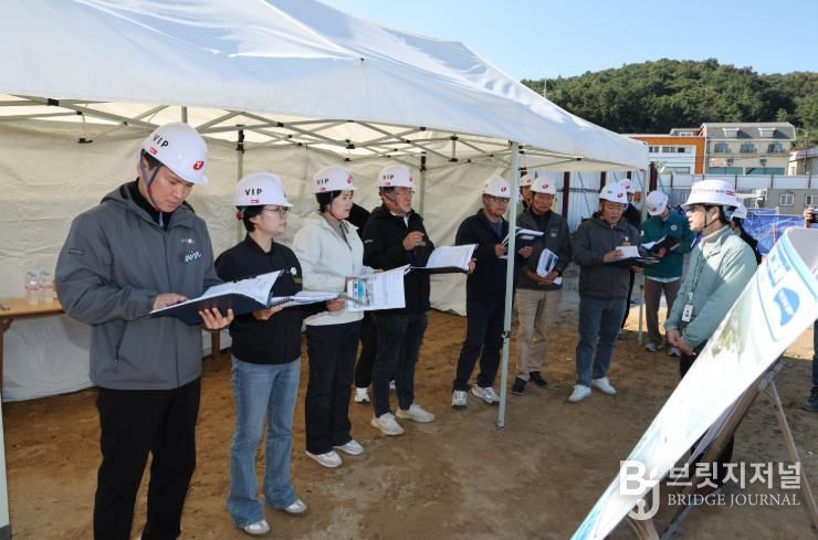 보성군 율포해양복합센터 공사 진행 사항을 점검하고 있다.