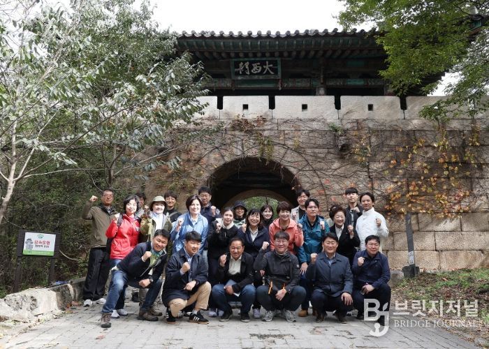 북한산성 대서문 앞에서 현장 설명회 참여자들이 기념촬영하고 있다.
