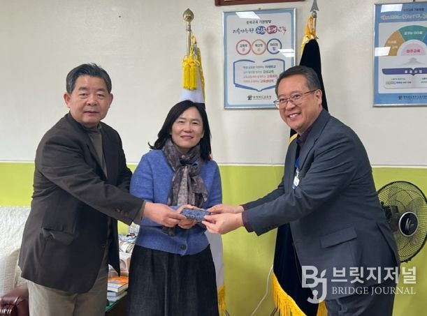 청주시립합창단, 학교 교가 업그레이드 ‘교가 드림’ 진행. 사진(왼쪽부터 이민영 청주시립합창단 예술감독 겸 상임지휘자, 윤남용 문예운영과장, 정성용 청주중앙여고 교장)