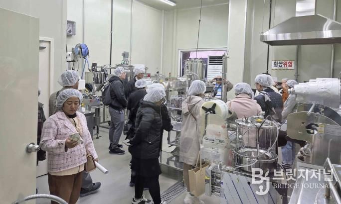 미얀마 식품협회 회원사 대표단이 용인시 농업기술센터를 방문해 주요 시설을 견학했다