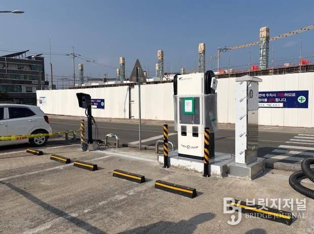 지상 설치된 전기충전시설 사진