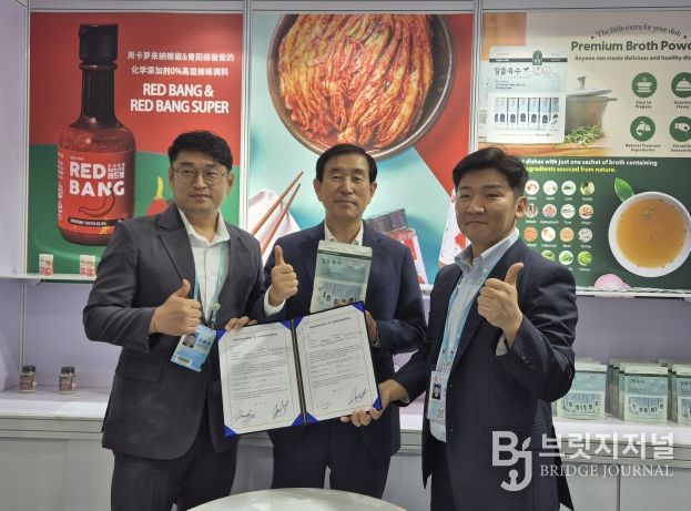 충주시, 중국 신위시와 우호교류 협약 체결(광저우 수출입상품 교역회에서 수출계약 사진-왼쪽부터(주)코어그린 강민규 상무, 조길형 충주시장, 관계자)