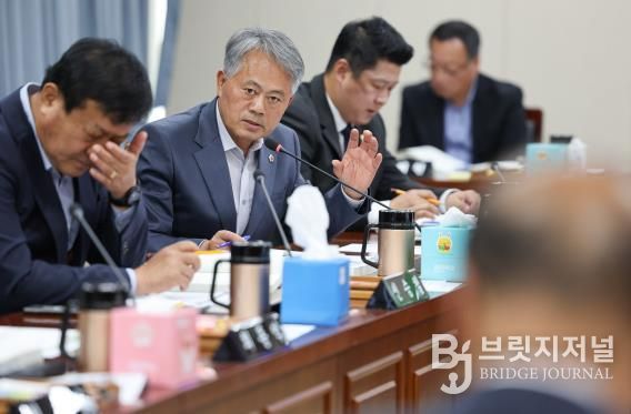 박성재 전남도의원이 농축산식품국 박현식 국장에게 질의하고 있다.