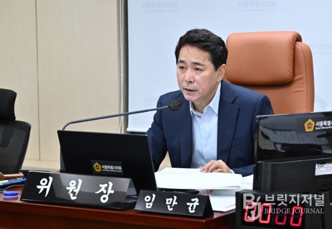 상임위원회 회의에서 발언하는 임만균 위원장