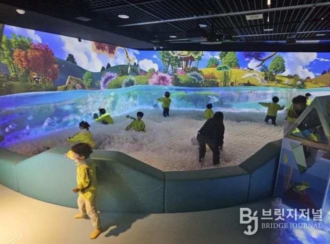 태화강생태관, 미디어아트 신규 전시공간 ‘물빛놀이터’ 인기