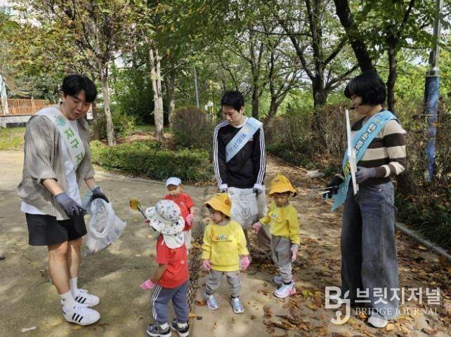 학부모와 자녀가 플로깅을 하고 있다.