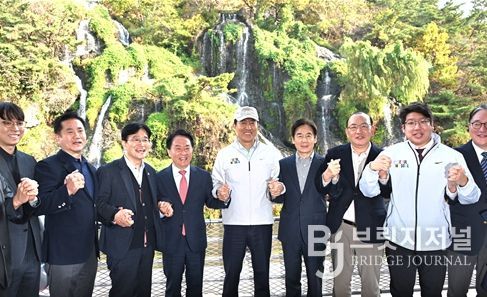 오세훈 서울시장이 6일(목) 서대문구 홍제동 일대에서 열린 '홍제폭포 북합문화센터 개관식'에서 참석자들과 기념사진을 촬영하고 있다.