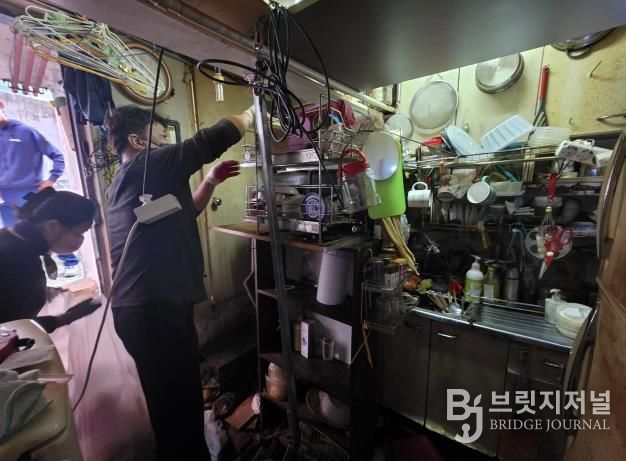 '삶의 질 향상 사랑의 청소봉사' 하는 모습