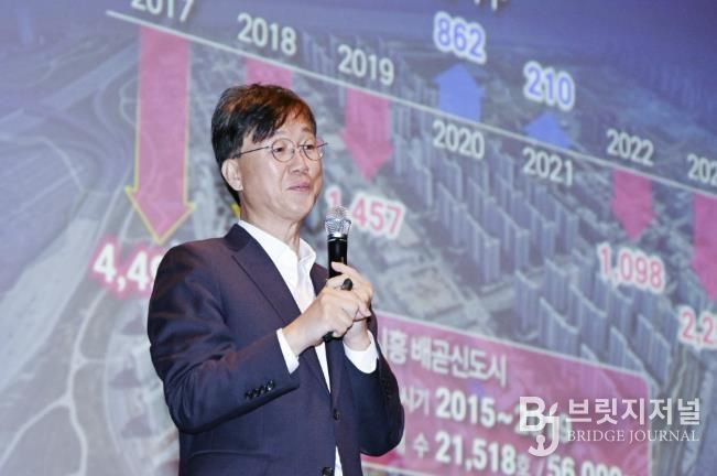 이민근 안산시장이 안산문화예술의전당 해돋이극장에서 열린 ‘2025년 안산시 통장연수’에서 ‘통장들과 함께 만들어 갈 안산시의 미래’를 주제로 강연을 하고 있다.