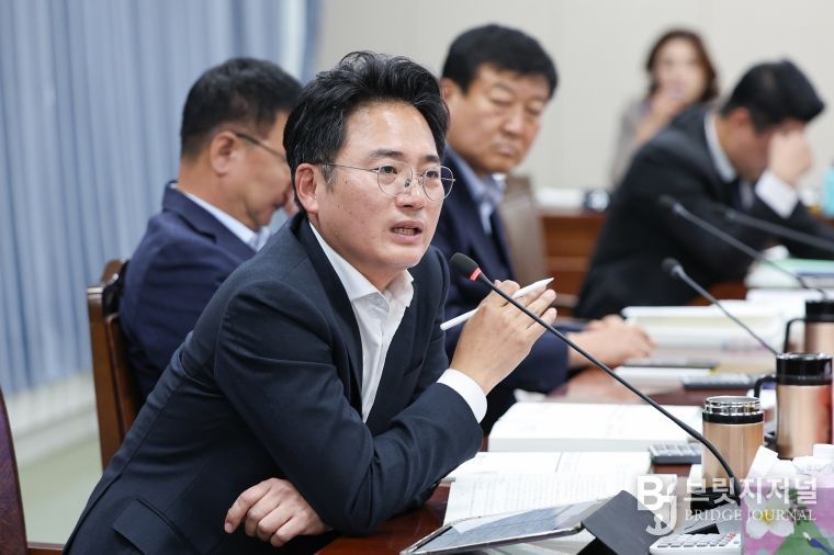 진호건 전남도의원이 해양수산과학원 김충남 원장에게 질의하고 있다