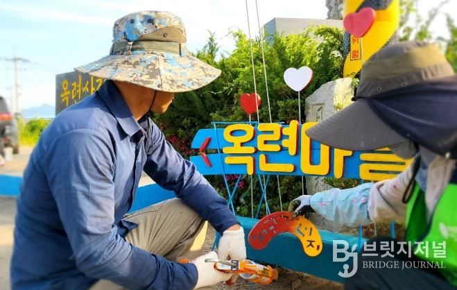 나주시 반남면 옥련마을이 전라남도의 대표 주민자치형 시책인 ‘청정전남 으뜸마을 만들기’ 사업에서 나주시 최초로 3년 연속 우수마을로 선정되는 성과를 거뒀다. 주민들이 폐자재를 활용해 마을 입구에 안내 팻말을 설치하고 있다.(사진 제공-나주시)