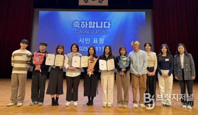 혁신나래연구단 우수과제 수상 팀이 수상 후, 기념사진을 촬영하고 있다.